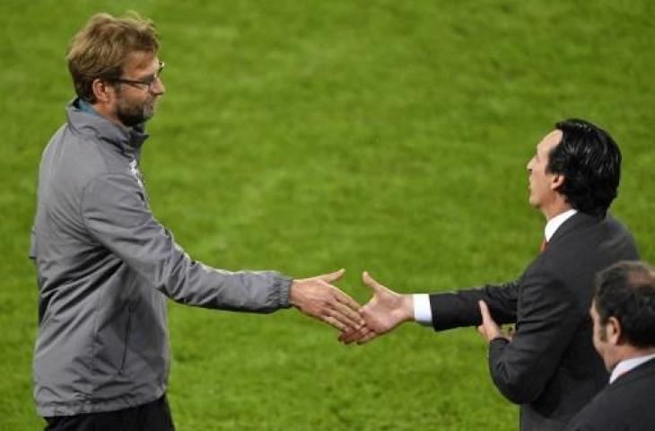 Pelatih Sevilla, Unai Emery, (kanan) berjabat tangan dengan pelatih Liverpool, Jurgen Klopp, setelah Sevilla memenangkan pertandingan final Liga Europa antara Liverpool FC dan Sevilla FC di Stadion St Jakob-Park di Basel, pada 18 Mei 2016. (AFP/Fabrice Coffrini)