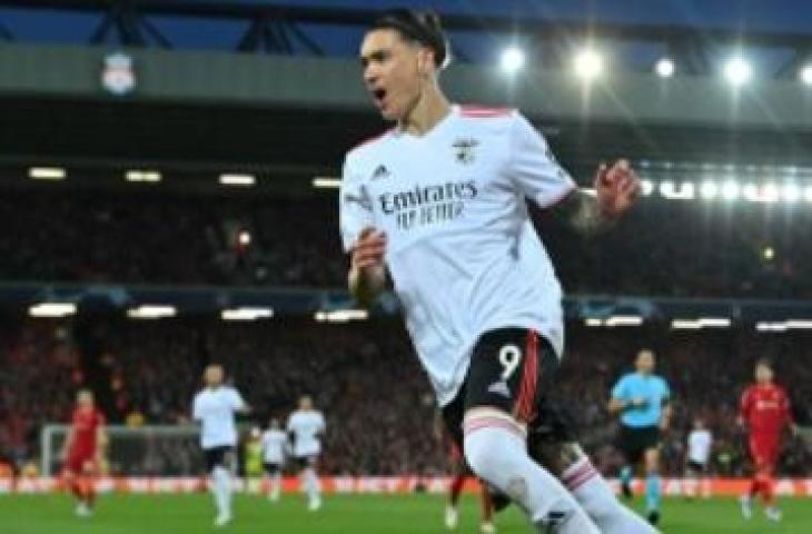 Penyerang Benfica, Darwin Nunez melakukan selebrasi usai mencetak gol ke gawang Liverpool pada laga perempatfinal Liga Champions di Anfield, Liverpool, Inggris, Kamis (14/4/2022) pagi WIB. [Paul ELLIS / AFP]