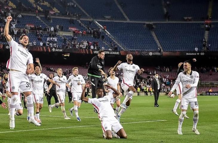 Eintracht Frankfurt  kalahkan Barcelona 3-2 di leg kedua Piala Europa, Jumat (14/4/2022). (AFP/Jose Jordan)