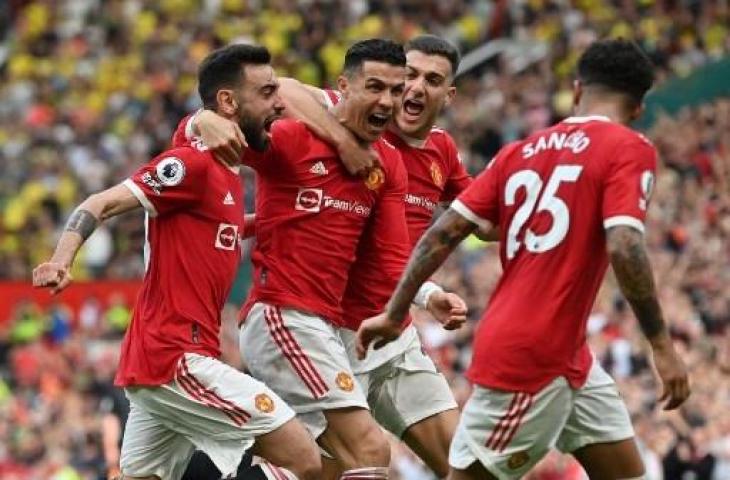 Bintang Manchester United, Cristiano Ronaldo melakukan selebrasi bersama rekan setimnya usai cetak gol ke galant Norwich City. (AFP)