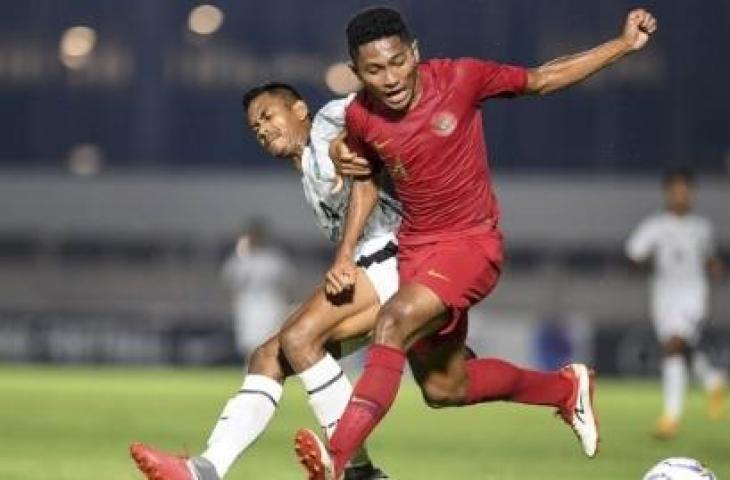 Pemain Timnas Indonesia U-19, Fajar Fathur Rahman (kanan).[ANTARA FOTO/Hafidz Mubarak]