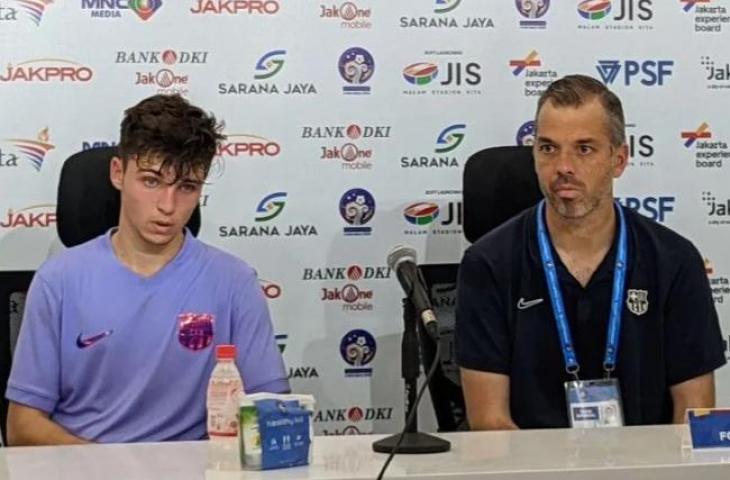 Pelatih tim U-18 Barcelona Iban Javier (kanan) dan pemainnya Biel Vicens Ponsati memberikan keterangan kepada media usai menjalani laga International Youth Championship (IYC) 2021 kontra skuad U-20 Indonesia All Star di Stadion Internasional Jakarta (JIS), Jakarta, Rabu (13/4/2022). (Antara/Michael Siahaan)