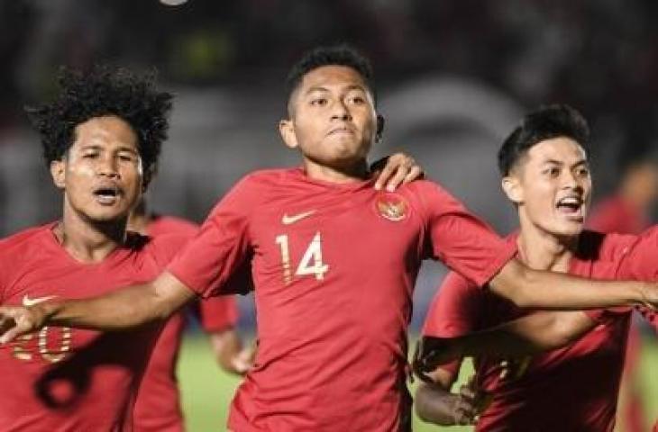 Pemain timnas Indonesia U-19 Muhammad Fajar Fathur Rahman (tengah) bersama rekan-rekannya melakukan selebrasi seusai mencetak gol ke gawang timnas Timor Leste U-19 pada laga babak kualifikasi grup K Piala Asia U-19 2020 di Stadion Madya Gelora Bung Karno, Senayan, Jakarta, Rabu (6/11/2019). ANTARA FOTO/Hafidz Mubarak A/foc.