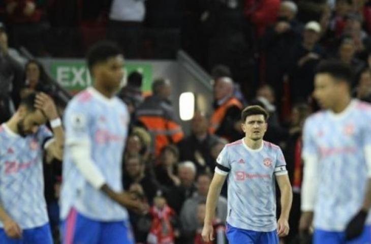 Bek Manchester United asal Inggris, Harry Maguire (kedua dari kanan) bereaksi setelah gelandang Liverpool Mohamed Salah mencetak gol kedua dalam pertandingan Liga Inggris antara Liverpool vs Manchester United di Anfield, Rabu (20/4/2022) dini hari WIB. Oli SCARFF / AFP.