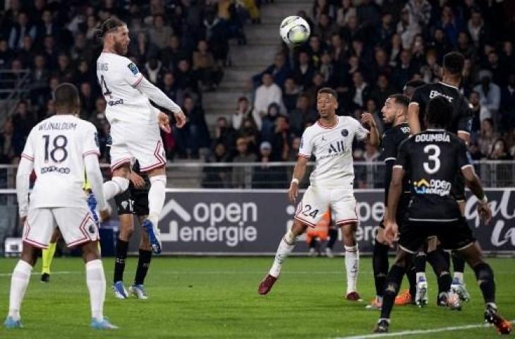 Aksi Sergio Ramos cetak gol saat Paris Saint-Germain hajar Angers 3-0. (AFP)