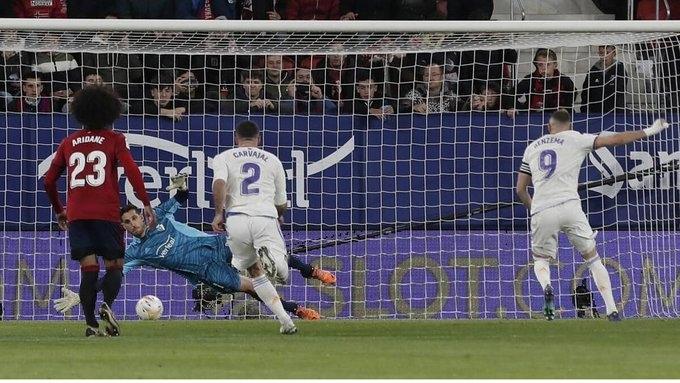 Aksi kiper Osasuna, Sergio Herrera menggagalkan penalti Karim Benzema. (Twitter)