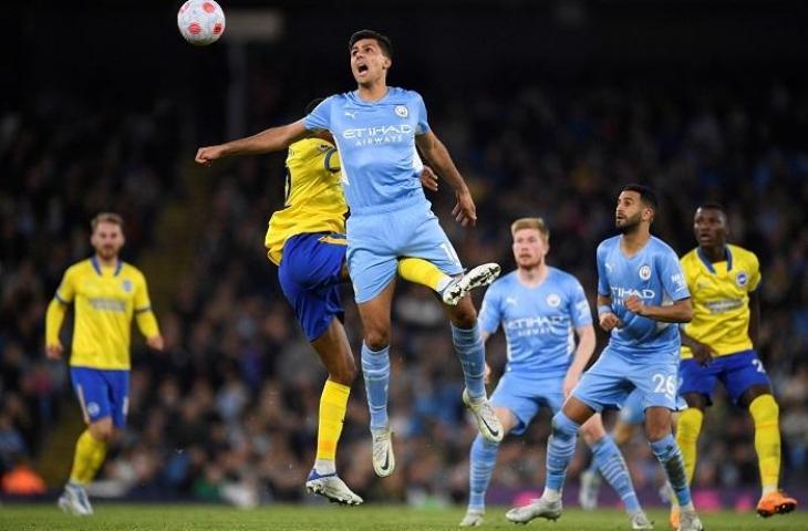 Pemain Manchester City Rodri berebut bila dengan penggawa Brighton di lanjutan Liga Inggris, Kamis (21/4/2022) dini hari WIB. (AFP/Oli Scarff)