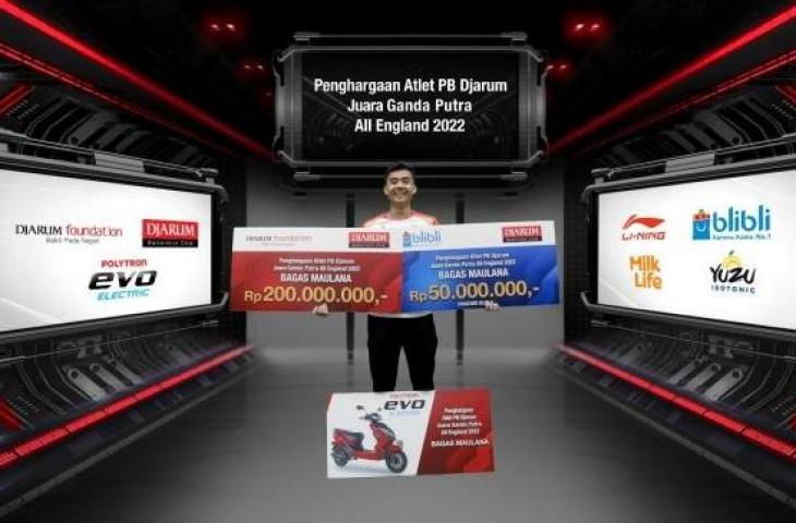 Bagas Maulana diguyur bonus oleh Djarum Foundation usai menjuarai All England 2022. (Dok. djarum)