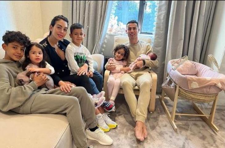 Cristiano Ronaldo, Georgina Rodriguez dan kelima anak mereka. (Instagram/@cristiano)