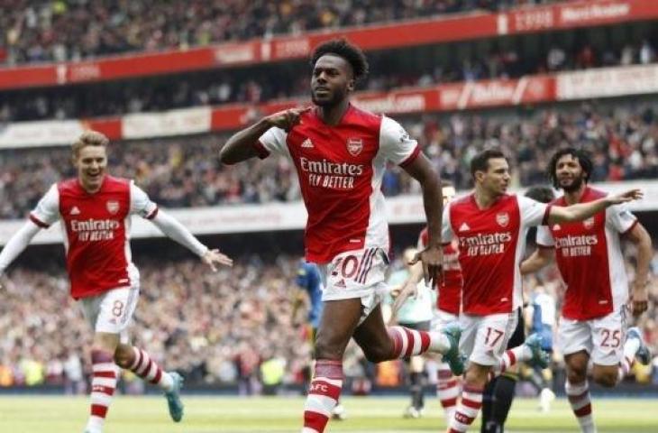 Bek Arsenal asal Portugal Nuno Tavares (tengah) melakukan selebrasi setelah mencetak gol pembuka selama pertandingan Liga Inggris antara Arsenal vs Manchester United di Stadion Emirates, London pada 23 April 2022. Ian Kington / IKIMAGES / AFP