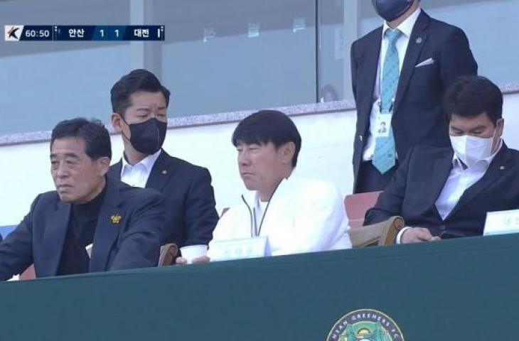 Shin Tae-yong hadir dalam pertandingan Ansan Greeners vs Daejon Hana Citizen. (Twitter/@medioclubID)