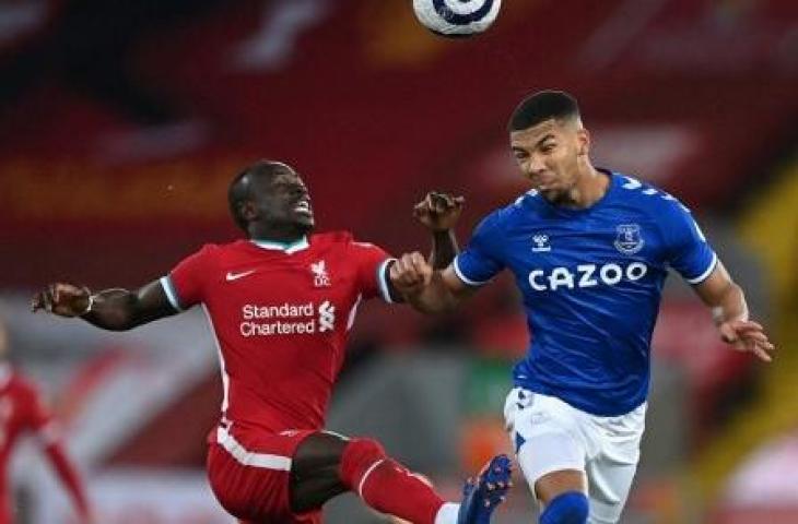 Sadio Mane vs Mason Holgate. (AFP/Laurence Griffiths/AFP)