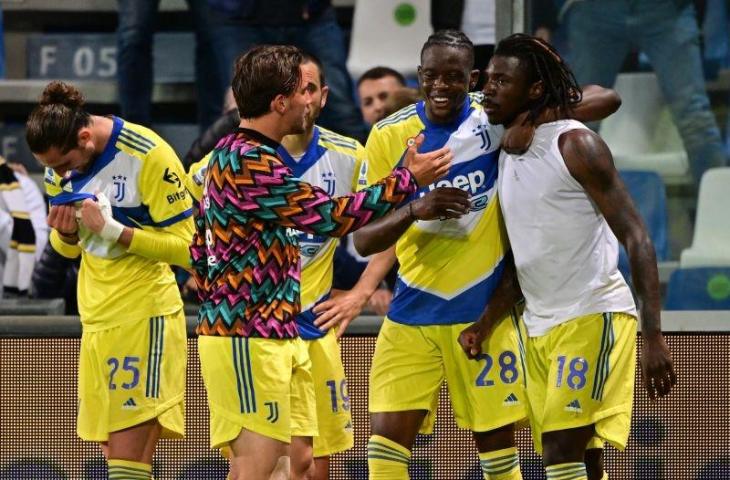 Pemain Juventus Moise Kean merayakan gol bersama rekan-rekan satu tim  ketika Juventus mengalahkan Sassuolo 2-1 di Stadion Mapei, Citta del Tricolore, Reggio Emilia, Italia, 25 April 2022. (REUTERS/ALBERTO LINGRIA)