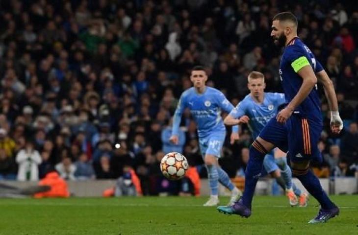 Aksi Karim Benzema melakukan tendangan penalti panenka saat bobol gawang Manchester City. (AFP)