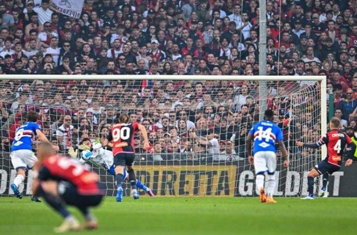 Aksi kiper Sampdoria, Emil Audero Mulyadi saat gagalkan tendangan penalti pemain Genoa. (Twitter/@footballitalia)