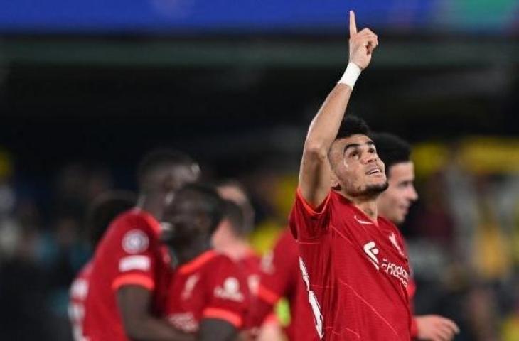 Gelandang Liverpool Luis Diaz melakukan selebrasi usai pertandingan leg kedua semifinal UEFA Liga Champions antara Liverpool dan Villarreal di stadion La Ceramica, Villarreal, Spanyol, Selasa (3/5/2022). [Paul ELLIS / AFP]