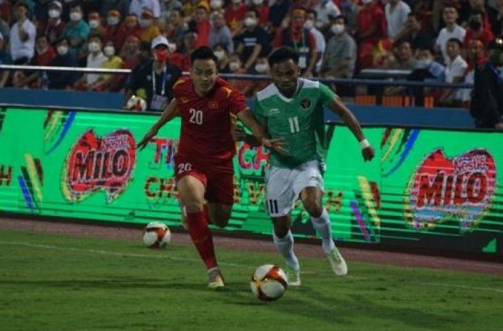 Penyerang timnas Indonesia, Saddil Ramdani (kanan) coba melewati pemain Vietnam dalam matchday pertama Grup A SEA Games 2021 di Stadion Viet Tri, Phu Tho, Jumat (6/5/2022) malam WIB. Indonesia kalah 0-3 di laga ini. [PSSI]