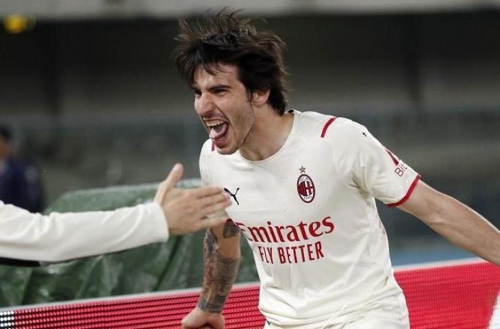 Gelandang AC Milan Sandro Tonali merayakan gol keduanya ke gawang Verona dalam lanjutan Liga Italia di Stadion Marc'Antonio Bentegodi, Verona, Italia, Minggu (8/5/2022) waktu setempat. ANTARA/REUTERS/Alessandro Garofalo.