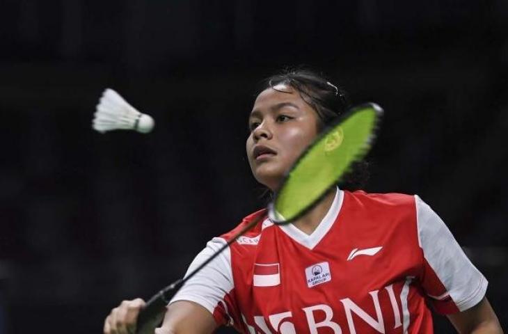 Pebulu tangkis tunggal putri Indonesia Komang Ayu Cahya Dewi mengembalikan kok ke arah lawannya pebulu tangkis tunggal putri Prancis Qi Xuefei dalam pertandingan babak penyisihan grup A Piala Thomas Uber 2018 di Impact Arena, Bangkok, Thailand, Minggu (8/5/2022). (ANTARA FOTO/M Risyal Hidayat/aww)