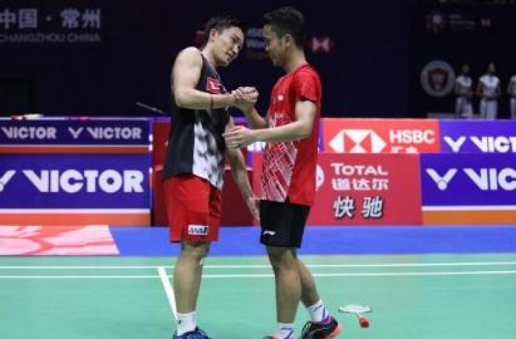 Pebulutangkis tunggal putra Indonesia, Anthony Sinisuka Ginting (kanan), menjadi runner-up China Open 2019 usai kalah rubber game dari Kento Momota (Jepang), Minggu (22/9). [Humas PBSI]