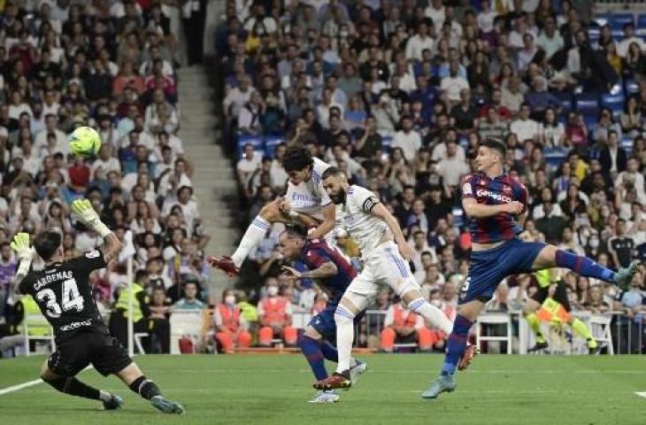 Aksi Karim Benzema mencetak gol saat Real Madrid melumat Levante 6-0. (AFP)