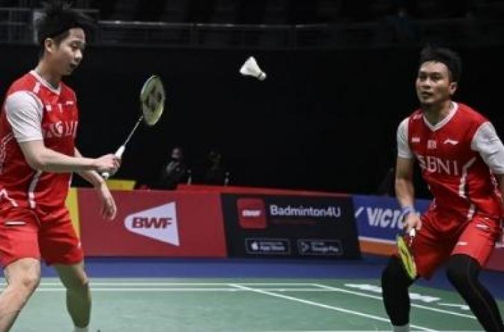 Pebulutangkis ganda putra Indonesia, Mohammad Ahsan (kanan) dan Kevin Sanjaya Sukamuljo tampil di Piala Thomas 2022. [ANTARA FOTO/M Risyal Hidayat]