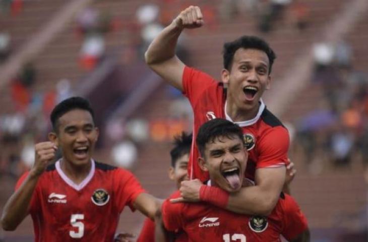 Pesepak bola Timnas Indonesia Muhammad Ridwan (kanan bawah) bersama rekan-rekannya berselebrasi usai mencetak gol ke gawang Filipina dalam laga lanjutan Grup A Sepak Bola SEA Games 2021 Vietnam di Stadion Viet Tri, Phu Tho, Vietnam, Jumat (13/5/2022). ANTARA FOTO/Zabur Karuru