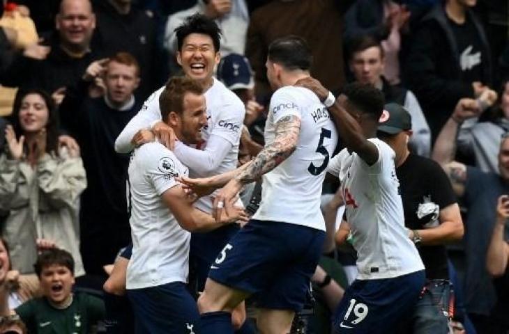 Selebrasi pemain Tottenham Hotspur merayakan gol Harry Kane saat mengalahkan Burnley 1-0. (AFP)