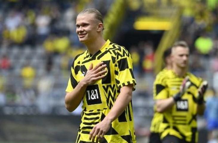 Salam perpisahan Erling Haaland setelah memutuskan hengkang dari Borussia Dortmund. (AFP)