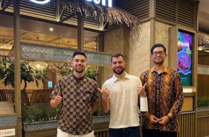 Pemain keturunan Jordi Amat dan Sandy Walsh di Indonesia. (Instagram/@jordiamat5)