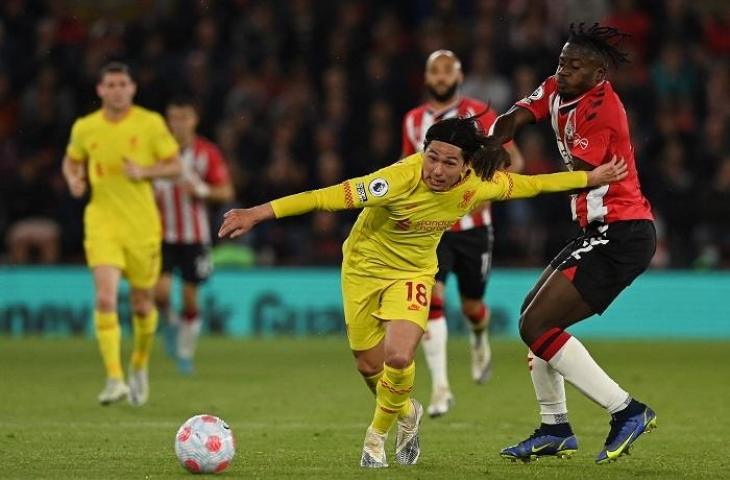 Pemain Liverpool Takumi Minamino saat lawan Southampton di lanjutan Liga Inggris. (AFP/Glyn Krik)