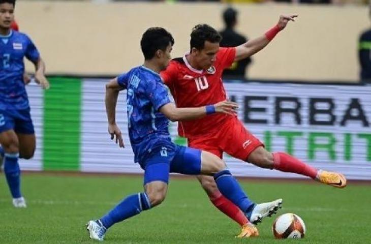 Striker Timnas Indonesia, Egy Maulana Vikri (kanan) berebut bola dengan pemain Timnas Thailand, Airfan Doloh dalam pertandingan semifinal sepak bola SEA Games 2021 Vietnam di Stadion Thien Truong, Nam Dinh, Vietnam, Kamis (19/5/2022). ANTARA FOTO/Aditya Pradana Putra/tom