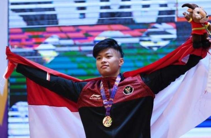 Lifter Indonesia Rahmat Erwin Abdullah berpose dengan medali emas yang diraihnya pada final angkat besi nomor 73 Kg putra SEA Games 2021 Vietnam di Hanoi Sports Training and Competition Center, Hanoi, Vietnam, Sabtu (21/5/2022). ANTARA FOTO/Zabur Karuru/rwa.