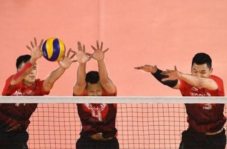 Arsip - Para pemain Timnas Voli Putra Indonesia berusaha memblok bola smash pemain Arab Saudi dalam laga penyisihan Pool A cabor bola voli putra Asian Games 2018 di Volley Indoor GBK, Senayan, Jakarta, Rabu (22/8/2018) malam. [ANTARA FOTO/INASGOC/Melvinas Priananda]