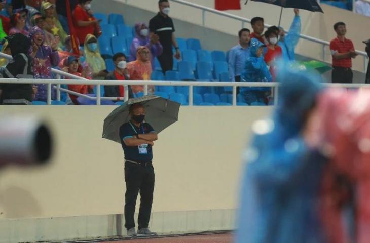 Pelatih Vietnam Park Hang-seo menyaksikan laga Timnas Indonesia U-23 vs Vietnam di SEA Games 2021. (dok.Zingnews)