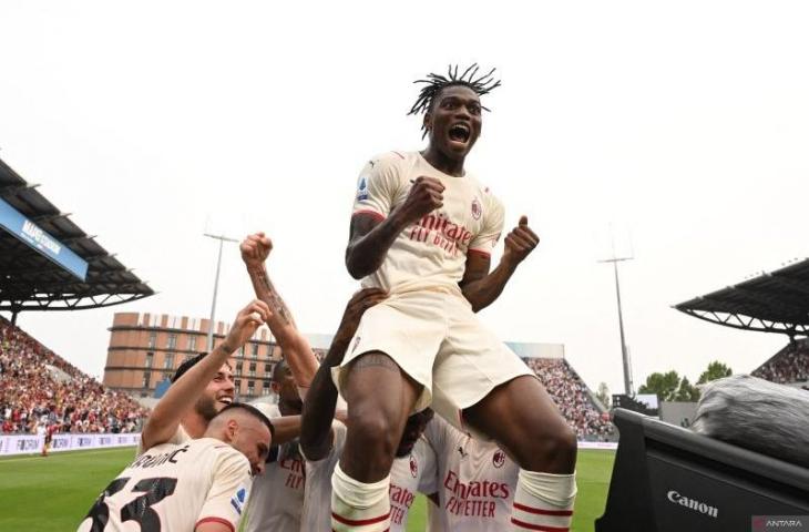 Selebrasi Rafael Leao setelah membantu Franck Kessie mencetak gol ketiga untuk AC Milan dalam pertandingan pekan terakhir Serie A lawan Sassuolo pada 22 Mei 2022. ANTARA/REUTERS/ALBERTO LINGRIA