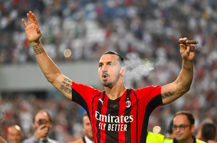 Momen Zlatan Ibrahimovic isap cerutu di perayaan gelar juara Liga Italia bersama AC Milan. (Twitter)