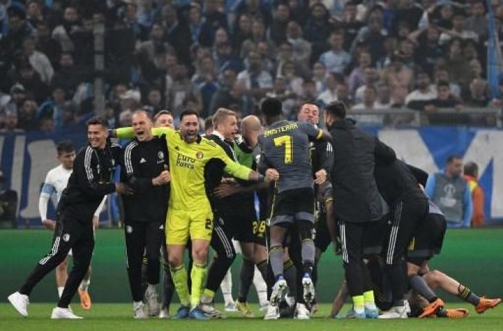 Kiper Feyenoord asal Israel, Ofir Marciano merayakan bersama rekan setim usai lolos ke final Liga Konferensi. (AFP)