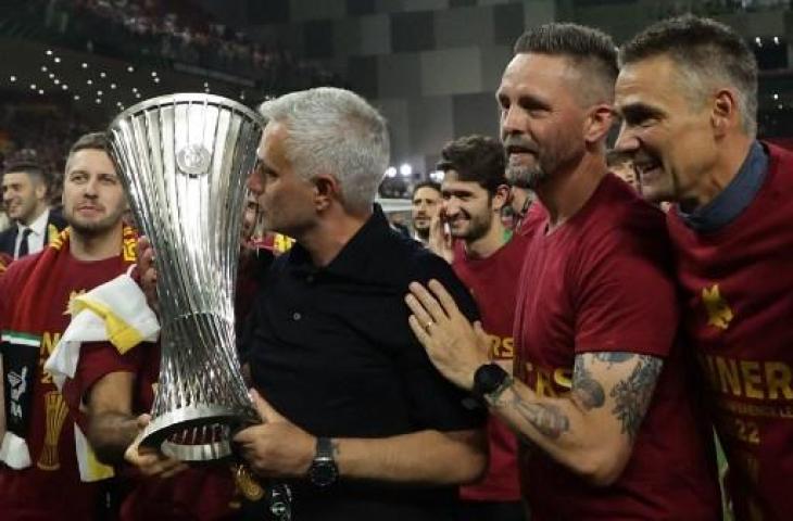 Jose Mourinho sukses juarai Conference League bersama AS Roma. (Gent Shkullaku / AFP)