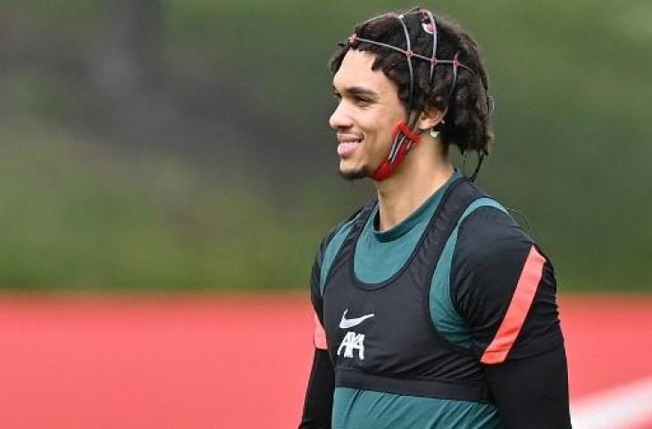 Bek Liverpool, Trent Alexander-Arnold memakai alat sensor otak di sesi latihan jelang lawan Real Madrid di final Liga Champions. (AFP)