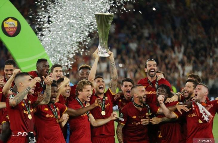 Pemain AS Roma merayakan keberhasilan mereka menjuarai Liga Conference setelah mengalahkan Feyenoord pada partai final dengan skor 1-0 di Stadion Arena Kombetare, Tirana, Albania, Rabu (25/05/2022).(ANTARA/REUTERS/MARKO DJURICA)