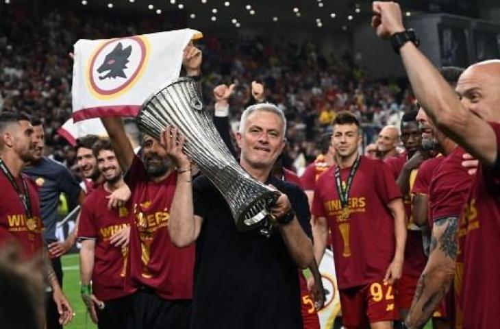 Jose Mourinho sukses juarai Liga Konferensi bersama AS Roma. (Gent Shkullaku / AFP)