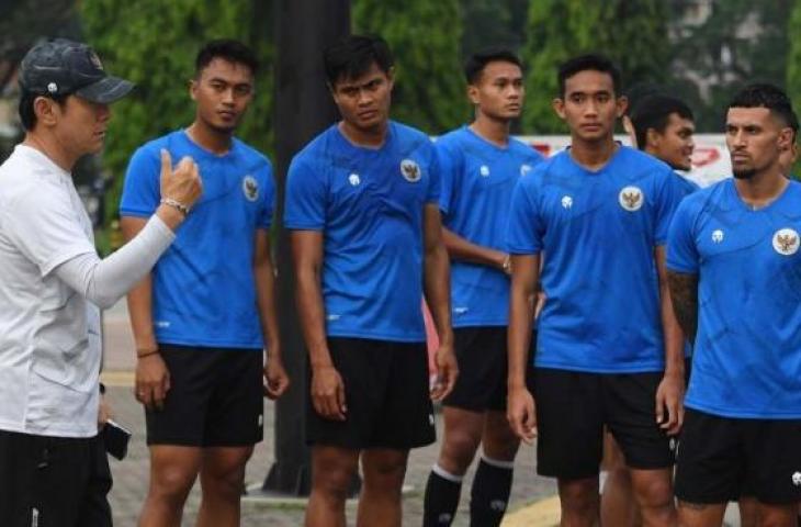 Pelatih Timnas Indonesia Shin Tae-yong (kiri) memberi arahan kepada pemain saat memimpin sesi latihan perdana di Kawasan Gelora Bung Karno, Senayan, Jakarta, Kamis (26/5/2022). (Antara/Hafidz Mubarak A/aww)