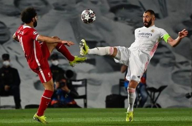 Potret duel Mohamed Salah vs Karim Benzema saat laga Liverpool kontra Real Madrid di Liga Champions. (AFP)