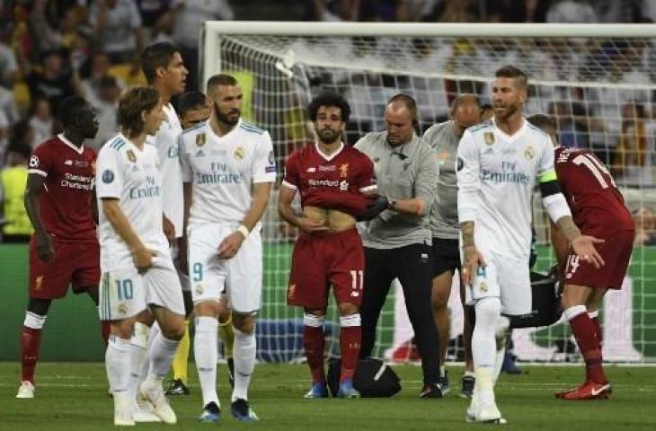 Momen Mohamed Salah mengalami cedera bahu usai dilanggar Sergio Ramos saat laga Liverpool vs Real Madrid di final LIga Champions 2017/2018. (AFP)