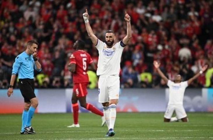 Selebrasi Karim Benzema usai Real Madrid dipastikan meraih kemenangan atas Liverpool di final Liga Champions 2021/2022. (Anne-Christine P/AFP)