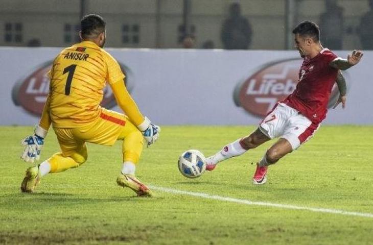 Pemain Timnas Indonesia, Stefano Lilipaly melepas tendangan ke gawang Bangladesh yang dikawal Anisur Rahman saat laga persahabatan FIFA di Stadion Si Jalak Harupat, Kabupaten Bandung, Jawa Barat, Rabu (1/6/2022). (ANTARA FOTO/M Agung Rajasa/nz)