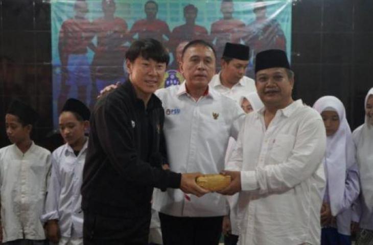 Shin Tae-yong sumbangkan uangnya ke pesantren. (Dok. PSSI)