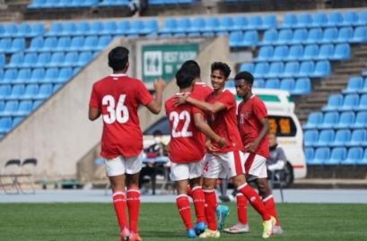 Selebrasi skuad Timnas Indonesia U-19 usai membobol gawang Gimcheon Sangmu FC dalam pertandingan uji coba yang berlangsung di Auxiliary Mini Stadium, Daegu, Korea Selatan, Selasa (5/4/2022). (dok. PSSI)