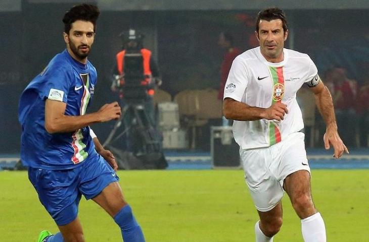 Pemain Timnas Kuwait  Fahad al-Ansari (kiri) saat berhadapan dengan penggawa Portugal Luis Figo. (AFP/YASSER AL-ZAYYAT)